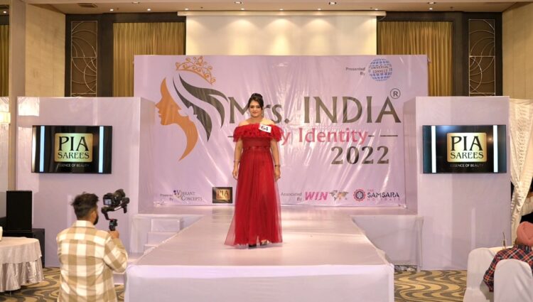 Bengaluru Software Professional Chhavi Dhiman crowned for Best Walk at Mrs.INDIA My Identity